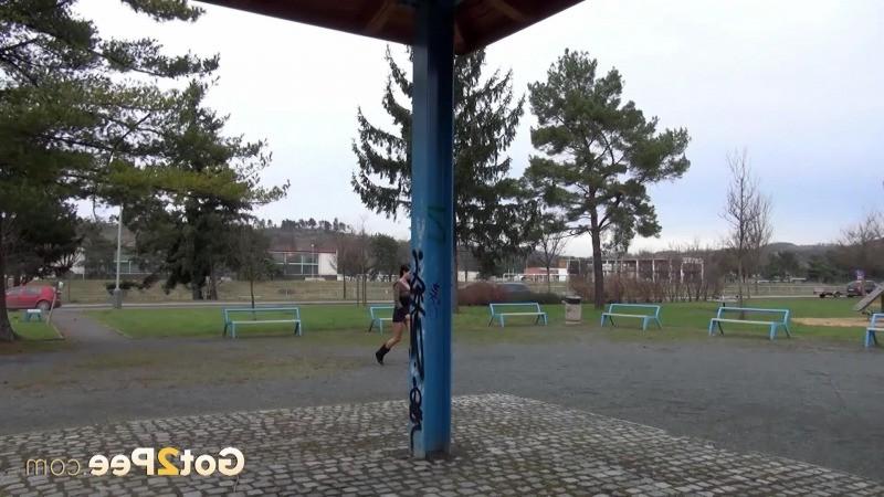 15P Freches dunkelhaariges Luder pinkelt in einem öffentlichen Park