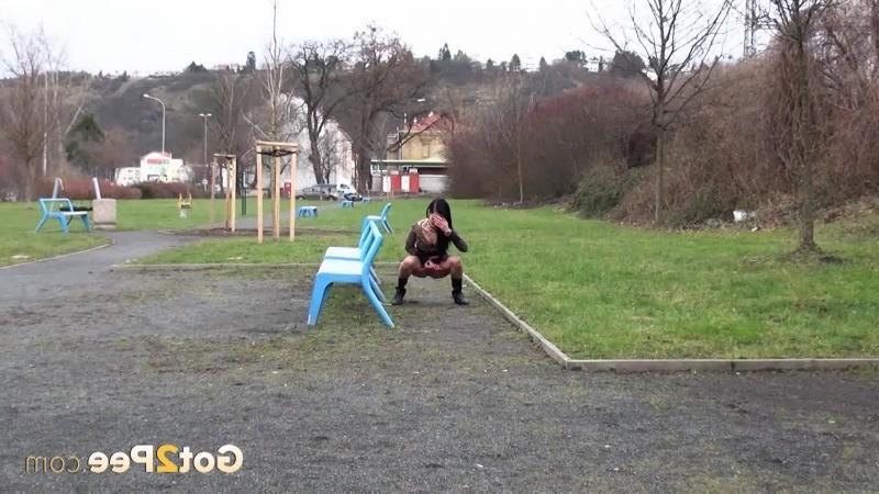15P Freches dunkelhaariges Luder pinkelt in einem öffentlichen Park
