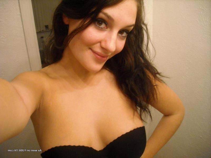 10P Naughty brunette babe shows her fine ass and tits while selfshooting