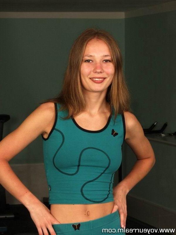15P Nude babe doing aerobic exercises