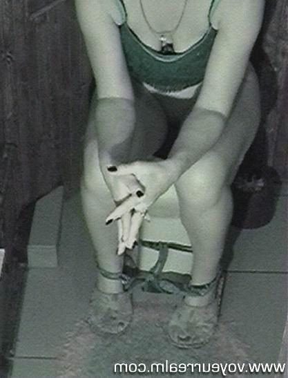 15P Night toilet hidden cam shots