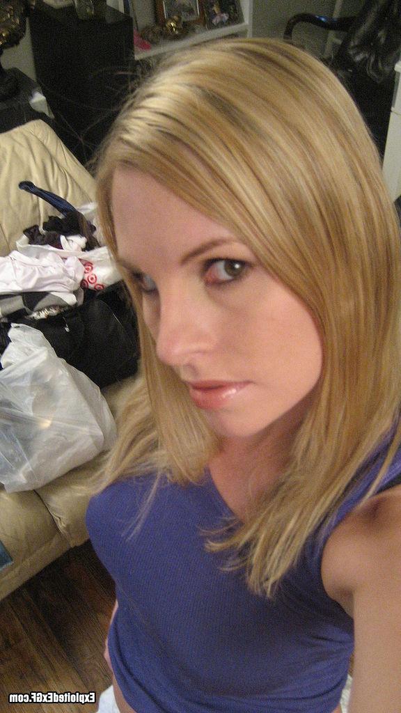 15P Amateur babe taking nude photos of her self