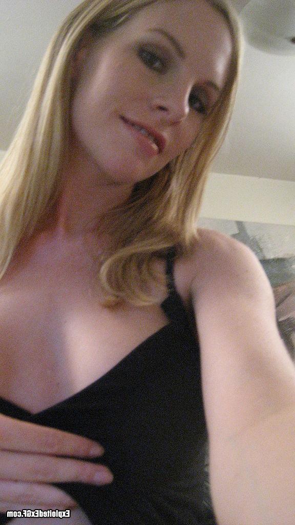 15P Amateur babe taking nude photos of her self
