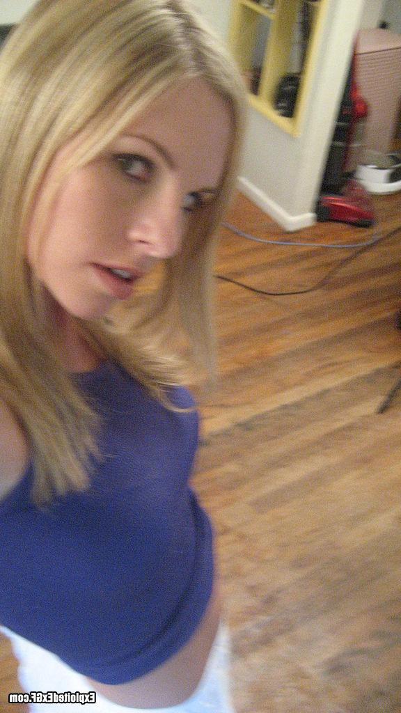 15P Amateur babe taking nude photos of her self