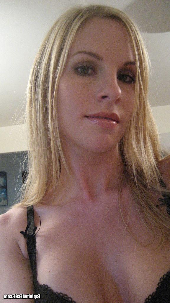 15P Amateur babe taking nude photos of her self
