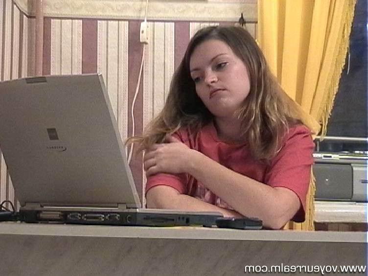 15P Hot babe masturbating with cellphone at kitchen