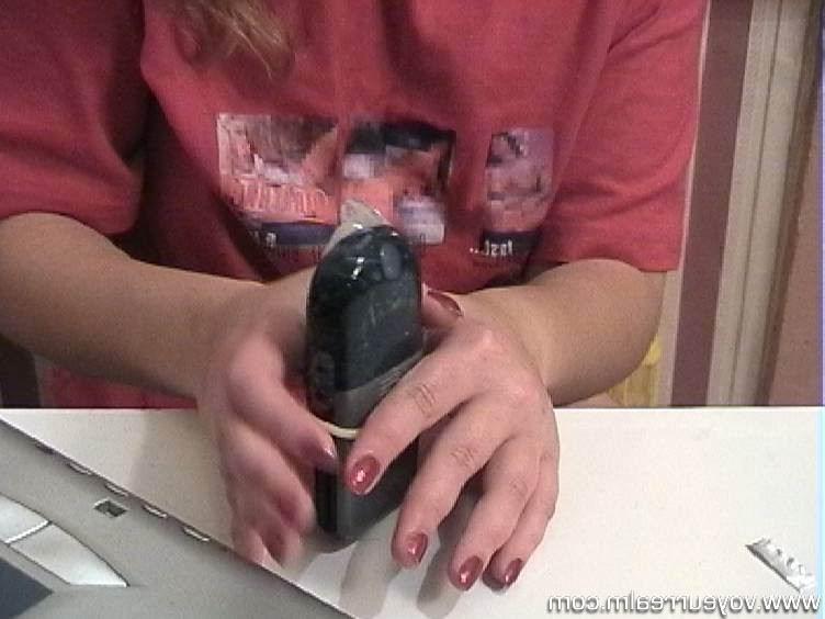 15P Hot babe masturbating with cellphone at kitchen