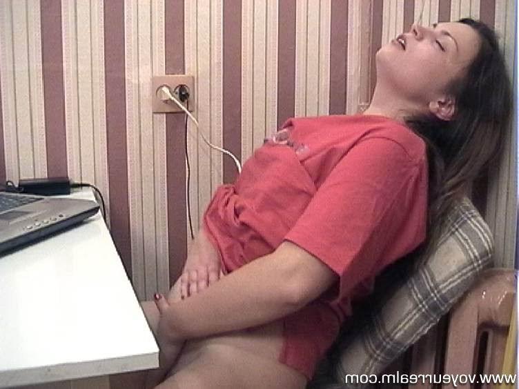 15P Hot babe masturbating with cellphone at kitchen