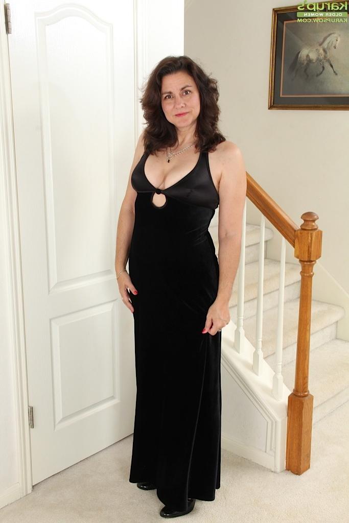15P Curvy wife Gianna Jones spreads her hairy pussy