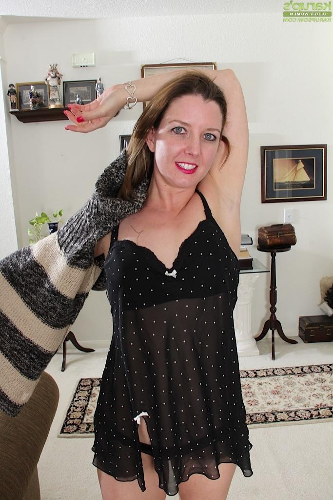 15P MILF Deliliah Stevenson shows off her thick bare ass