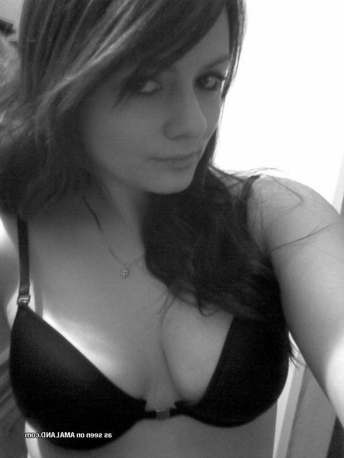 11P Busty babe looks gorgeous in her self-shot pictures