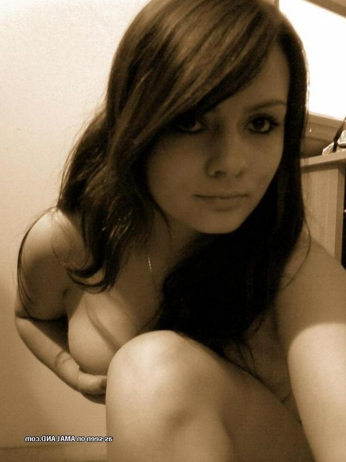 11P Busty babe looks gorgeous in her self-shot pictures