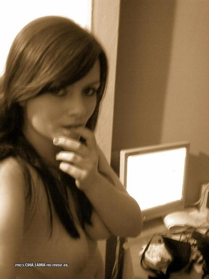 11P Busty babe looks gorgeous in her self-shot pictures