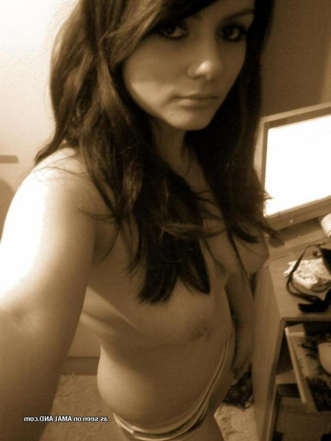 11P Busty babe looks gorgeous in her self-shot pictures