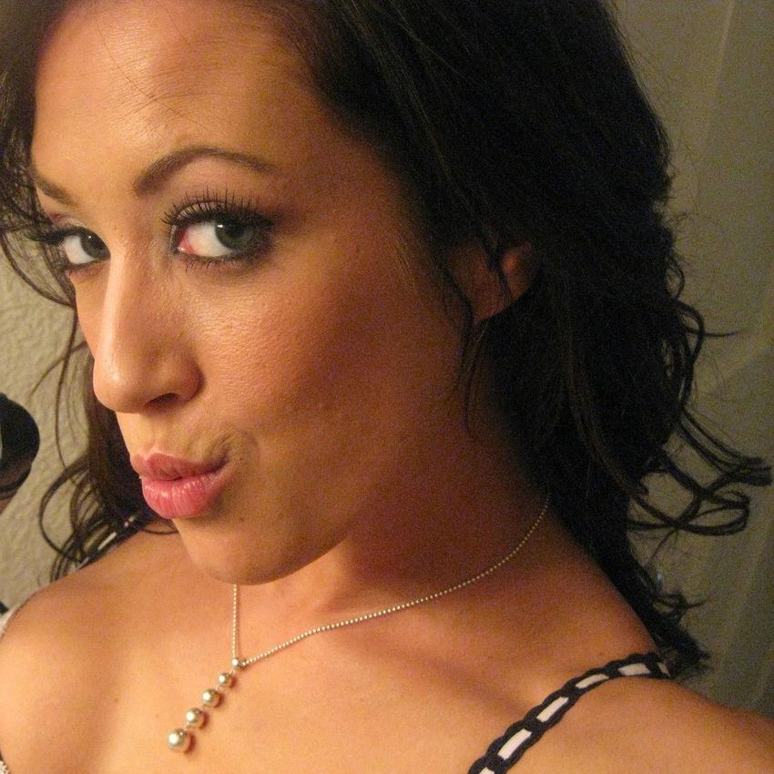 15P Cute girlfriend posing in bathroom and fucking
