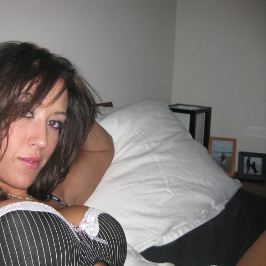 15P Cute girlfriend posing in bathroom and fucking