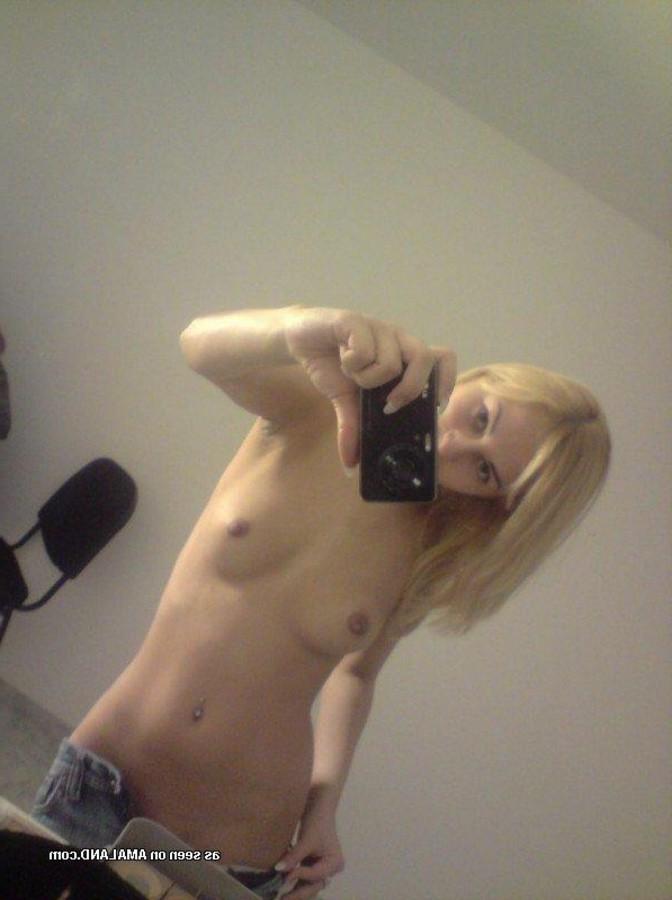 11P Camwhoring blonde hottie strips and shows off her body