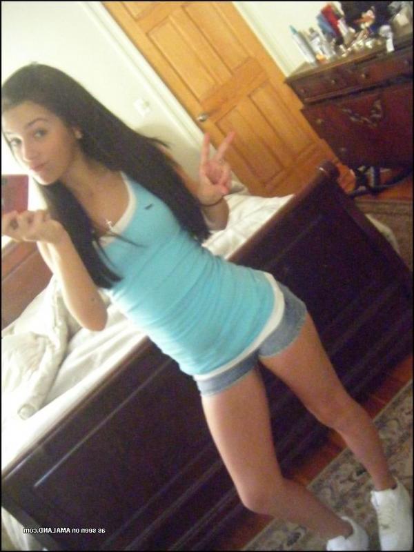 14P Sexy girlfriends masturbating in bathroom