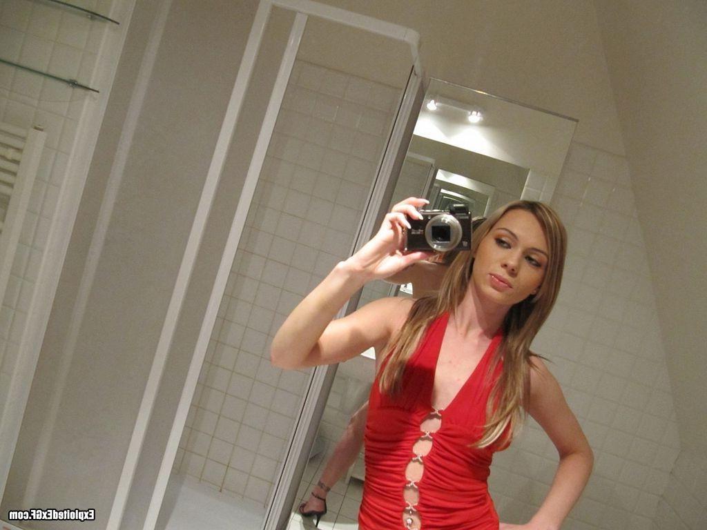 15P Sweet amateur girl playing with her self in bathroom