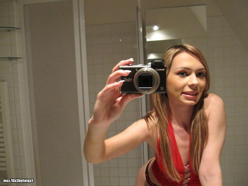 15P Sweet amateur girl playing with her self in bathroom