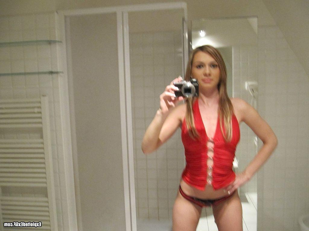15P Sweet amateur girl playing with her self in bathroom
