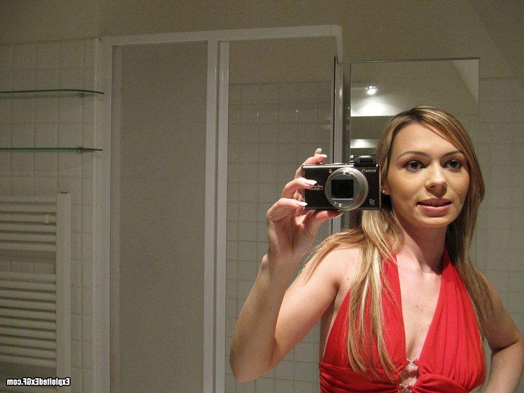 15P Sweet amateur girl playing with her self in bathroom