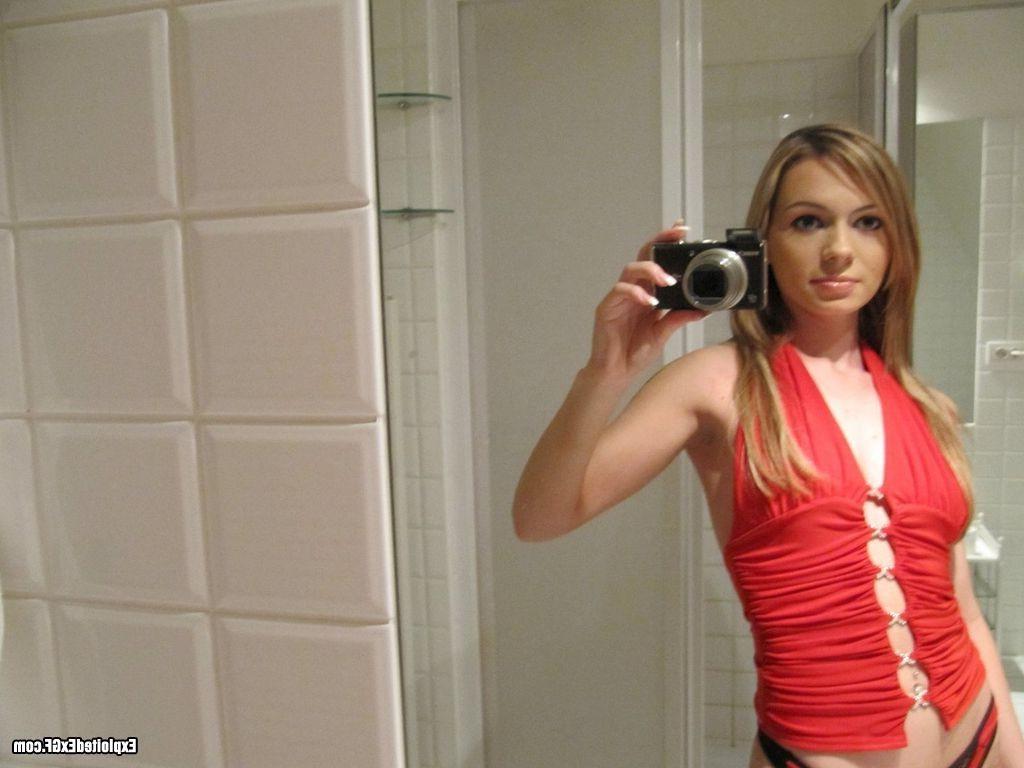 15P Sweet amateur girl playing with her self in bathroom