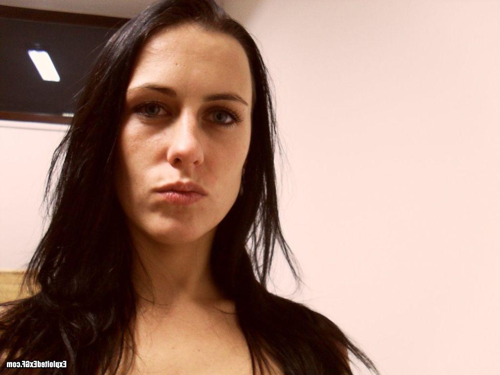 15P Sexy solo girl taking her nude photos