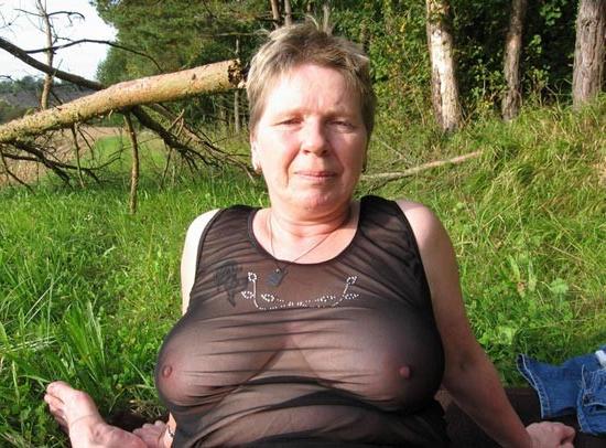 16P fantastic mature and adult outdoor flashing pics