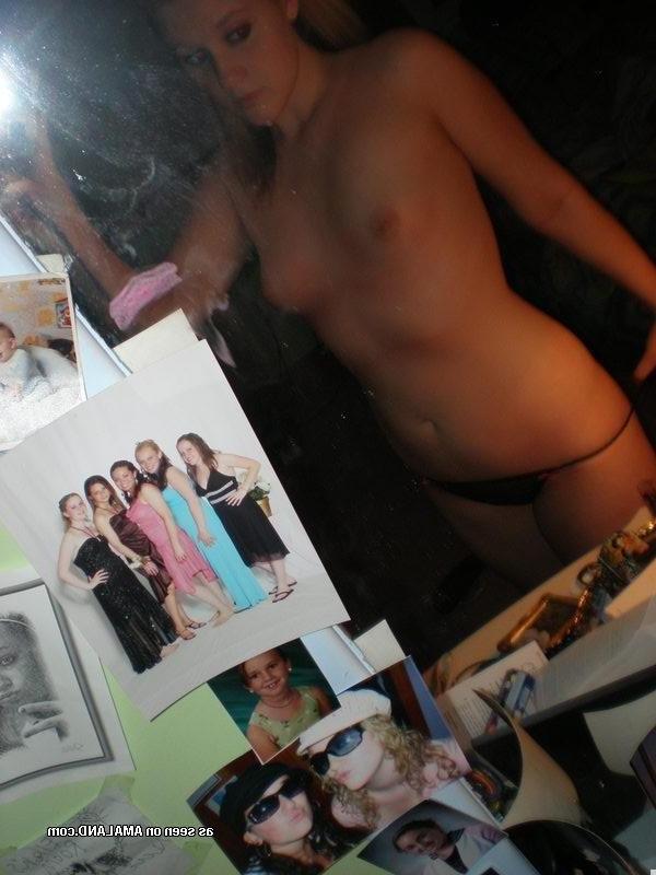 12P Collection of amateur blondes self shooting in the mirror