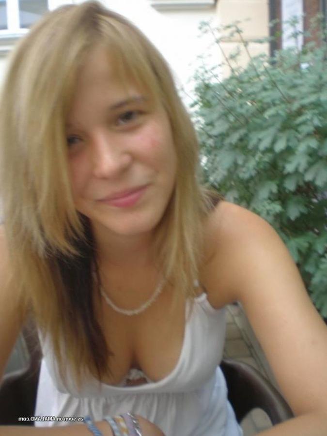 11P Naughty blonde chick posing naked and giving head