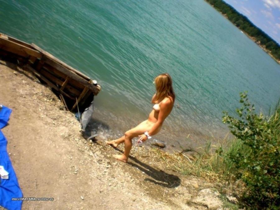 11P Naughty blonde chick posing naked and giving head