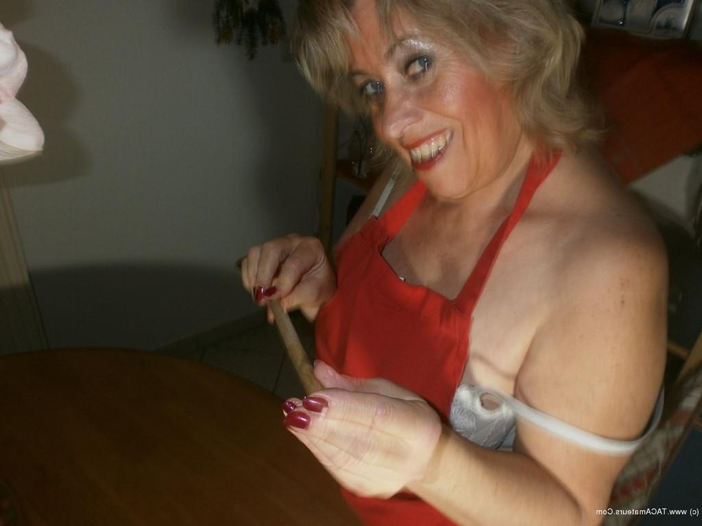 15P Mature grandmother masturbates
