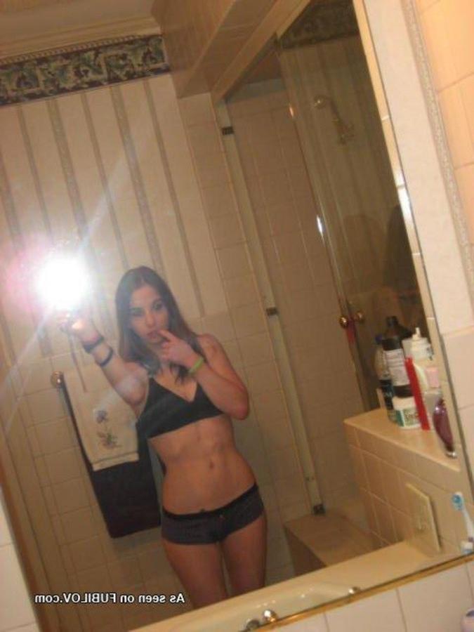 9P Gallery of an amateur slim chick camwhoring in the nude