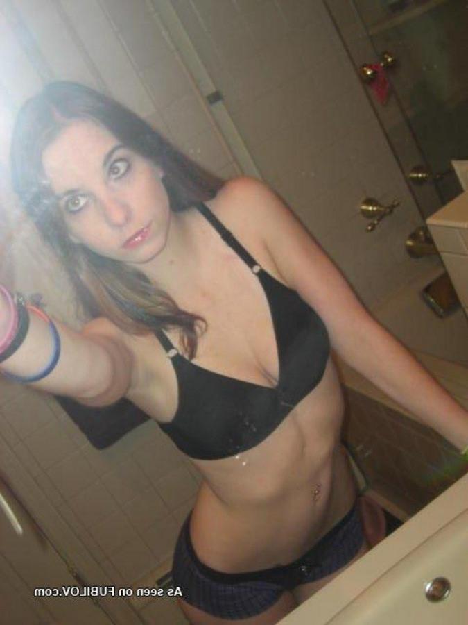9P Gallery of an amateur slim chick camwhoring in the nude
