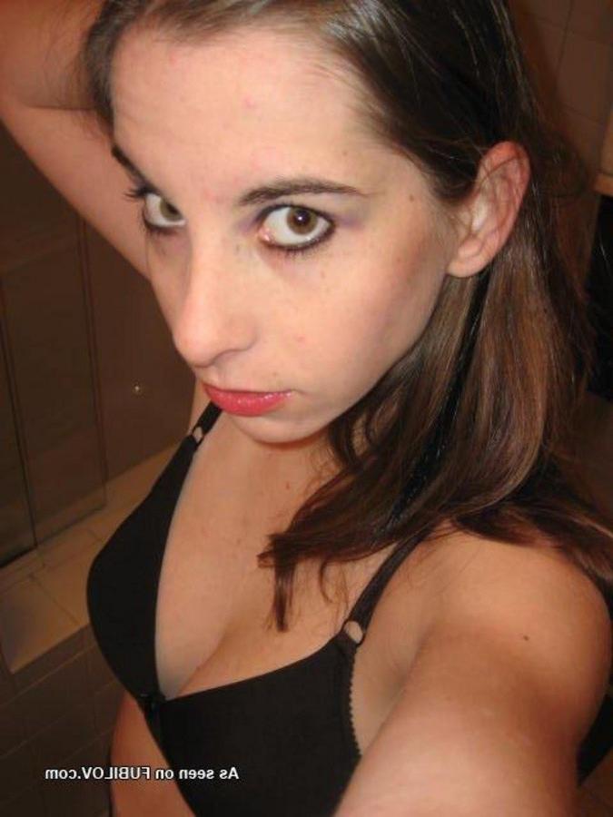 9P Gallery of an amateur slim chick camwhoring in the nude