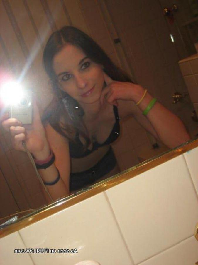 9P Gallery of an amateur slim chick camwhoring in the nude