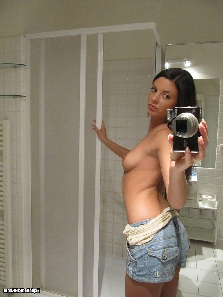 15P Beautiful tiny chick shooting herself nude in bathroom