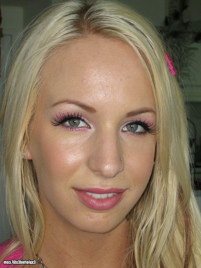15P Blonde young chick showing her sweet tits and body