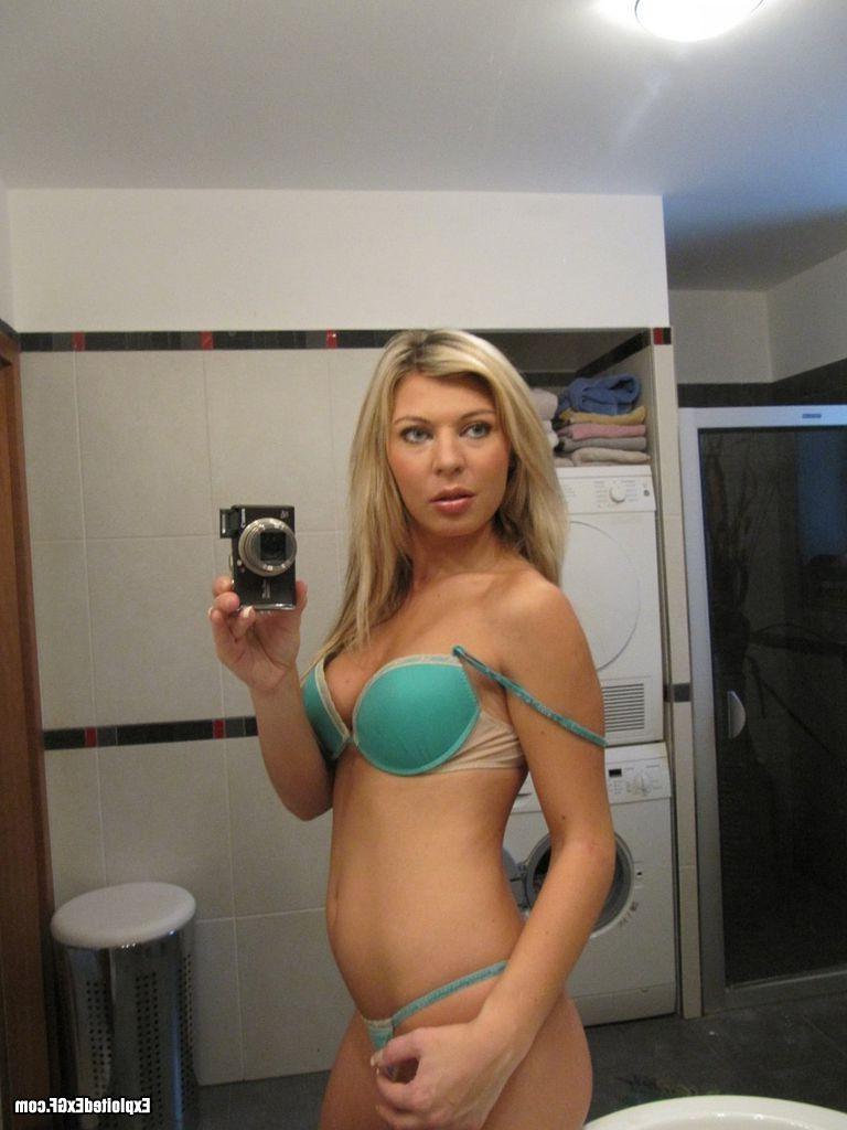 15P Blonde amateur taking pictures of her hot body