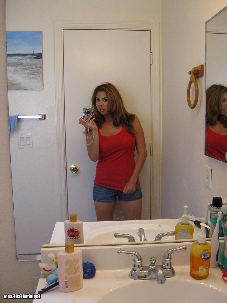 15P Hot amateur slut showing her big boobs