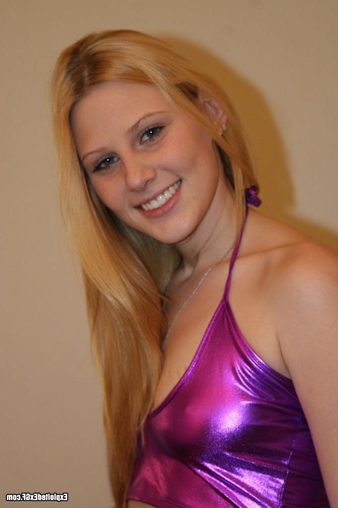 15P Blonde amateur chick showing her sweet body