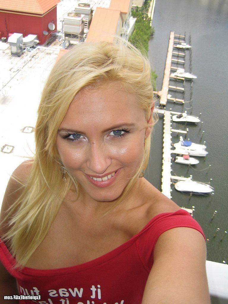 15P Gorgeous blonde amateur showing hot tits