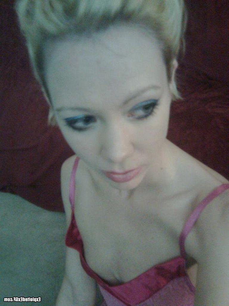 15P Sweet amateur chick shooting her self