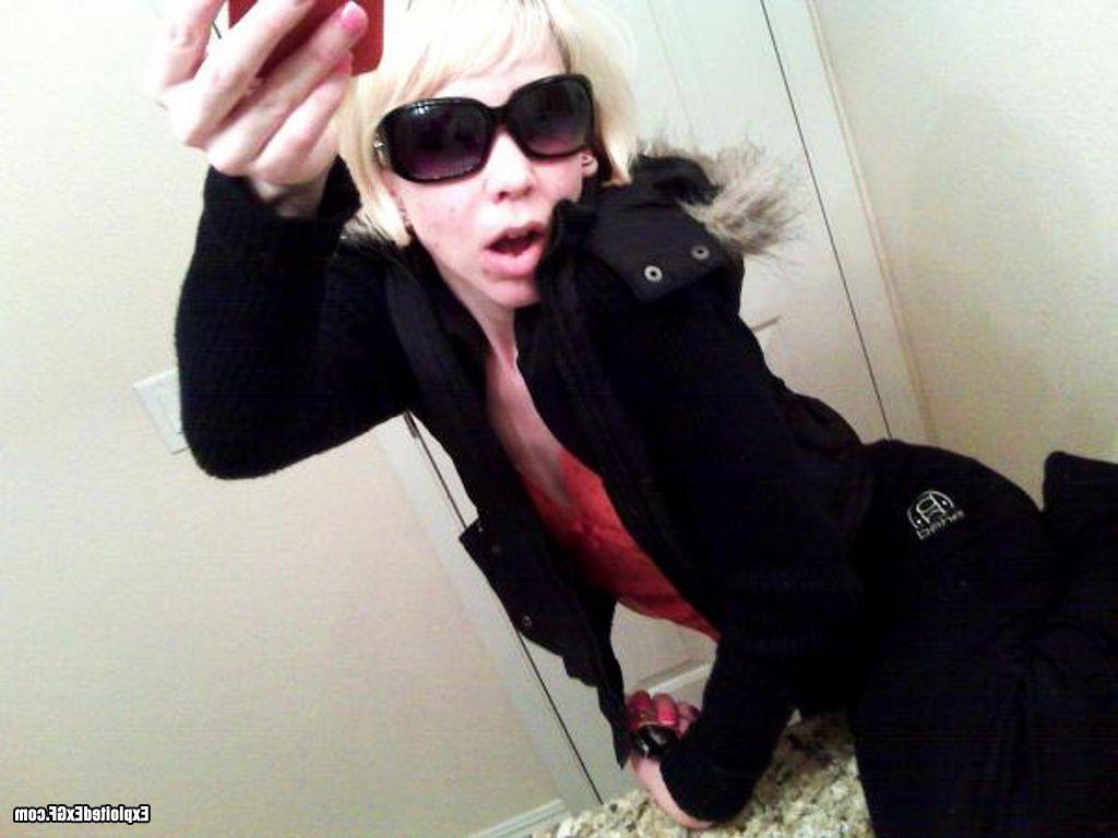 15P Sweet amateur chick shooting her self