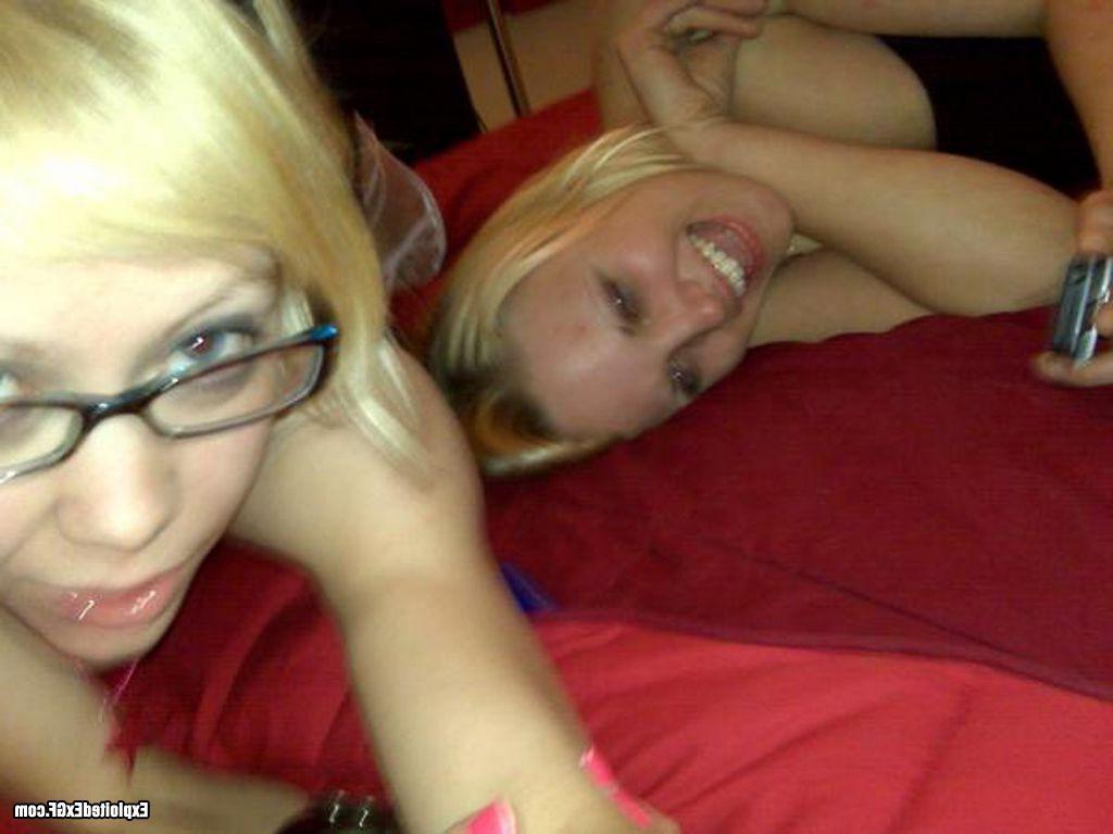 15P Sweet amateur chick shooting her self