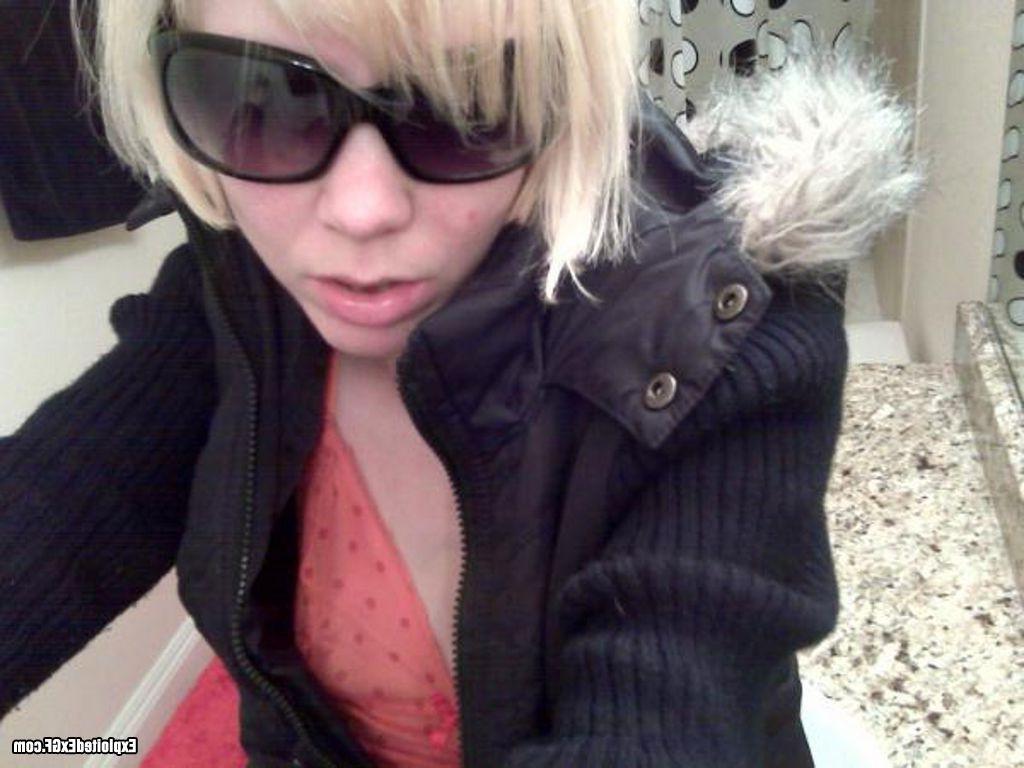 15P Sweet amateur chick shooting her self