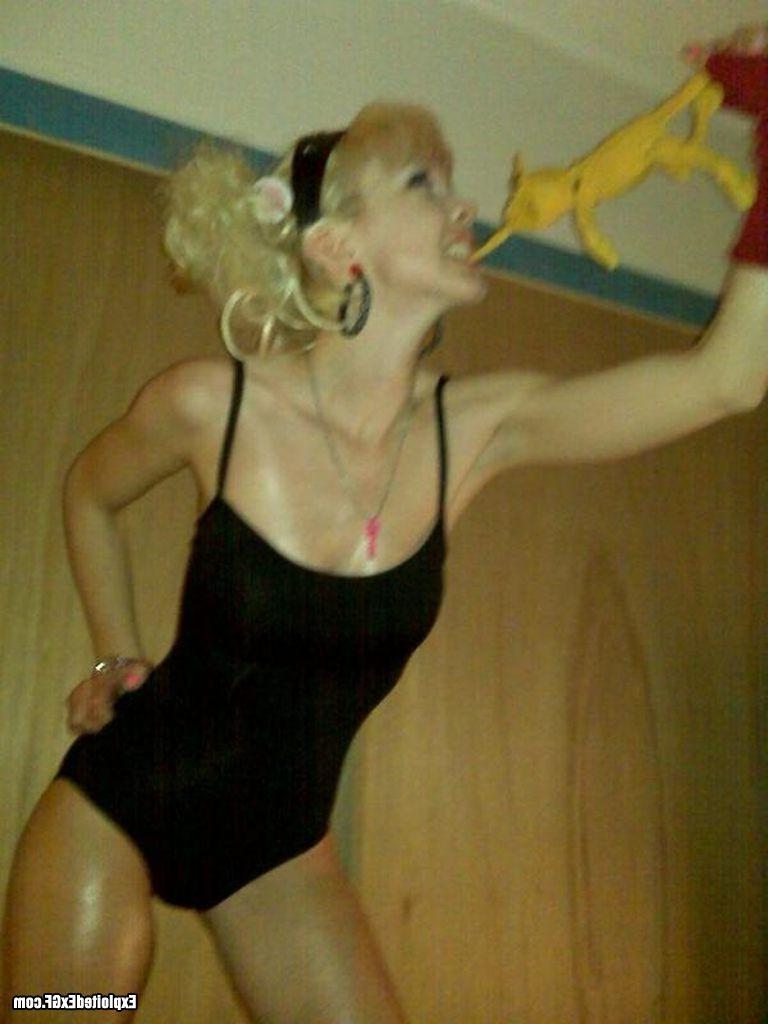 15P Sweet amateur chick shooting her self