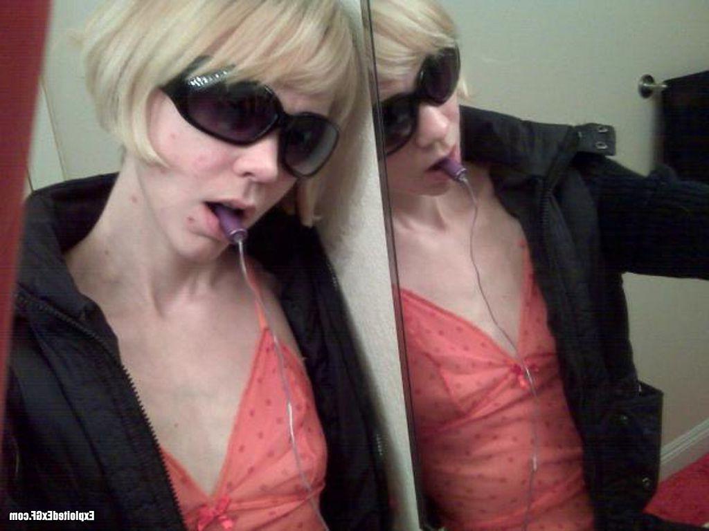 15P Sweet amateur chick shooting her self
