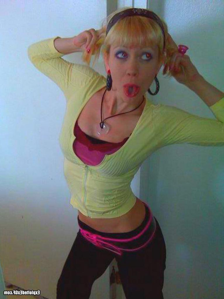 15P Sweet amateur chick shooting her self